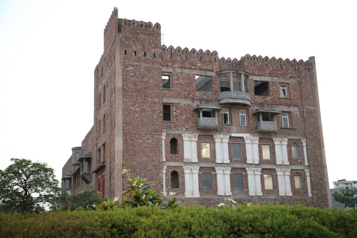 rohitisb's tweet image. Proud of the team behind #OYOWorkspaces &amp;amp; @innov8cowork's latest centre in Saket, aptly called the 'Old Fort'. As we continue to grow, it's remarkable seeing old-world charm infused with state-of-the-art amenities combine into a pioneering design language, a first for India.