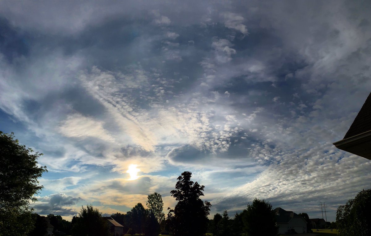 Glowing58's tweet photo. It’s a glorious morning!  #GoodMorning #Glorious #Skywatcher #OhioGirl #CLE  #RayOfLight58 #rayoflight58photography #LookingUp https://t.co/RPtO29kgQm