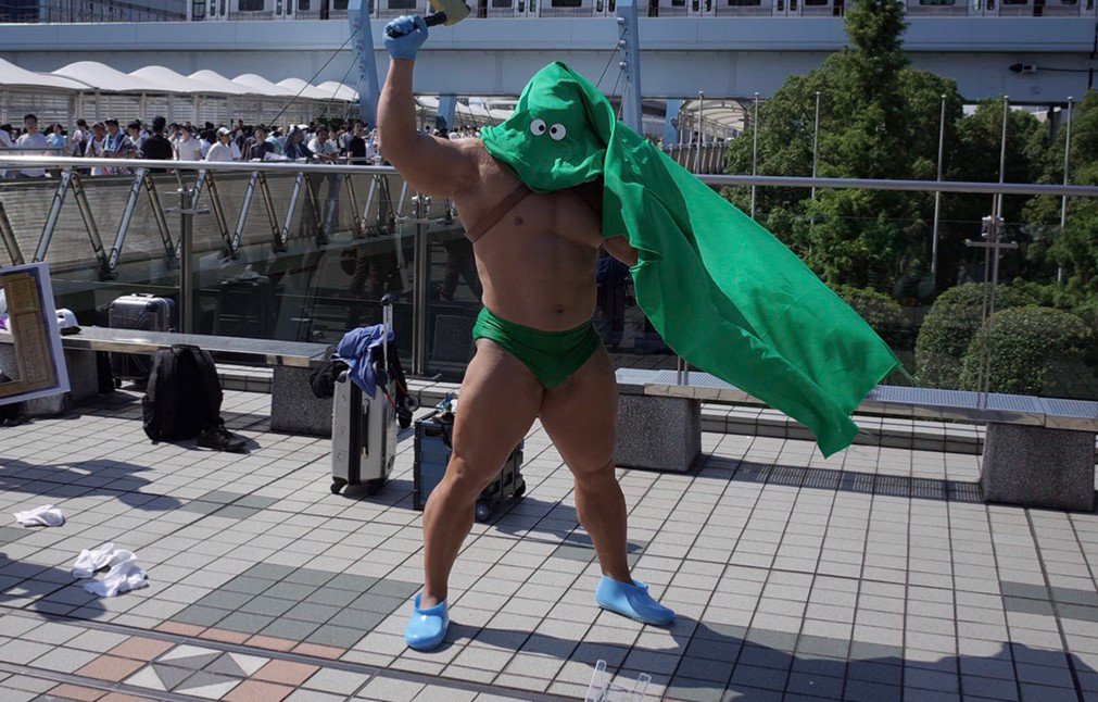 マキさん 強風に抗うカンダタ親分 よーくみると マスクの下のお顔が天を仰いでおられる はじめて行ったコミケたのしかったです C96コスプレ ドラクエ