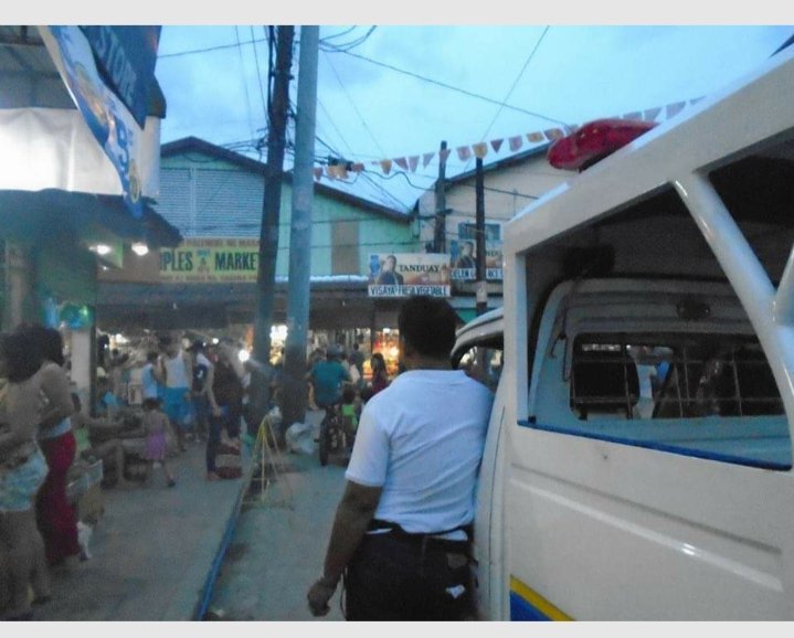 melodyacuin30's tweet photo. A thread;
"Bantay Sarado"
Kapag naabutan ang iyong kariton ay agad na mawawasak, at lahat ng paninda mo'y magsisikalat sa gitna ng kalsadang puro putik at wasak wasak. Mga Ale at Manong na naghahanap buhay lamang, ngunit wala sa tamang
#NCLC11ABMB
#ENVIRONMENTALVALUESYSTEM https://t.co/QMi21BUpUZ