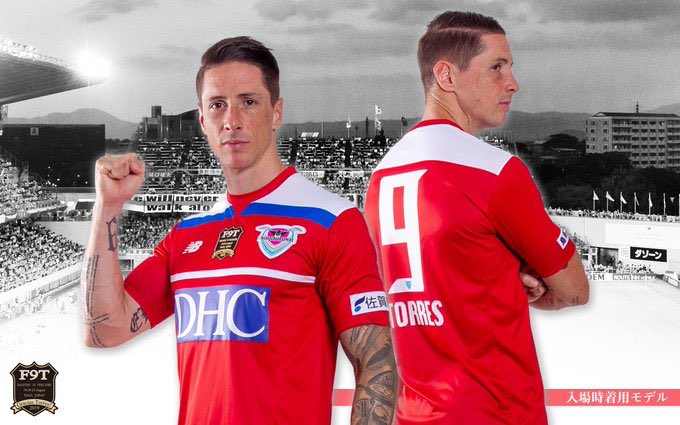 lacarabfutbol_'s tweet photo. Fernando Torres disputará el último partido de su carrera homenajeando al Atlético de Madrid. Ha diseñado la camiseta para ese choque imitando una mítica camiseta del Atleti🙌🏻🔝. https://t.co/bNpWZgdBLb