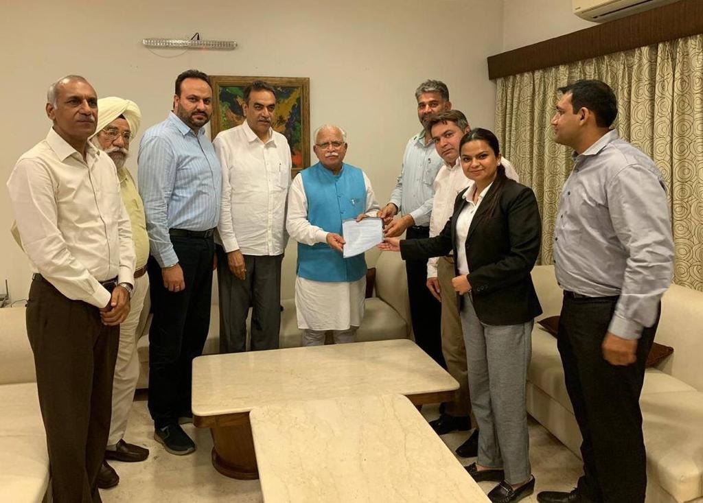 HCBA_CHD's tweet photo. Delegation of Punjab and Haryana High Court Bar Association including the officer bearer met the @cmohry and submitted the representation.
#notribunalisation https://t.co/t1fPX4sXXr
