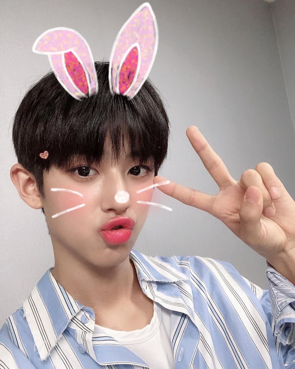 ming_312cho's tweet photo. 민규 포즈 new ＼＼\\٩( 'ω' )و //／／ https://t.co/KgkrvCHcd6