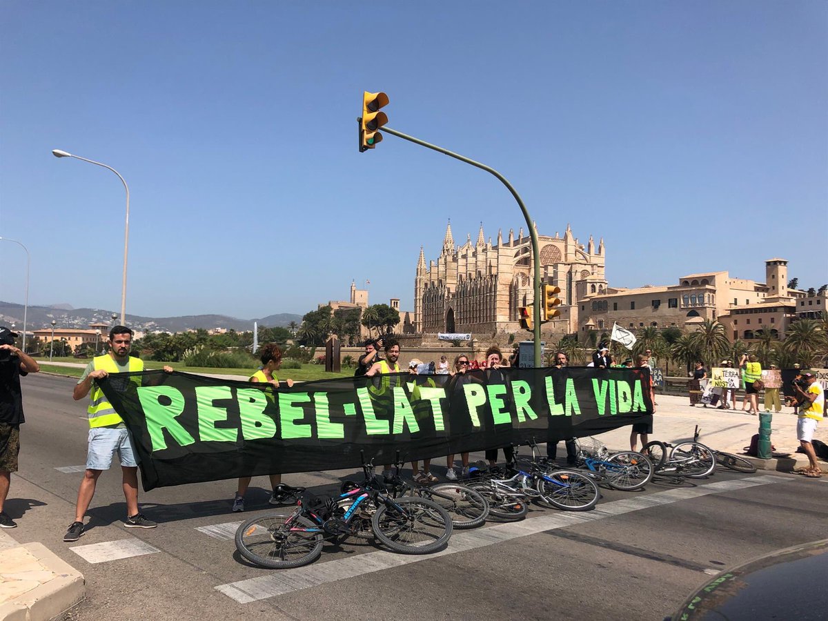 XRBarcelona's tweet photo. Tot el nostre suport a les companyes de @XRMallorca

La contaminació, massificació turística, i inacció davant de l'emergència climàtica NO pot tenir futur https://t.co/Az9xKmap0V