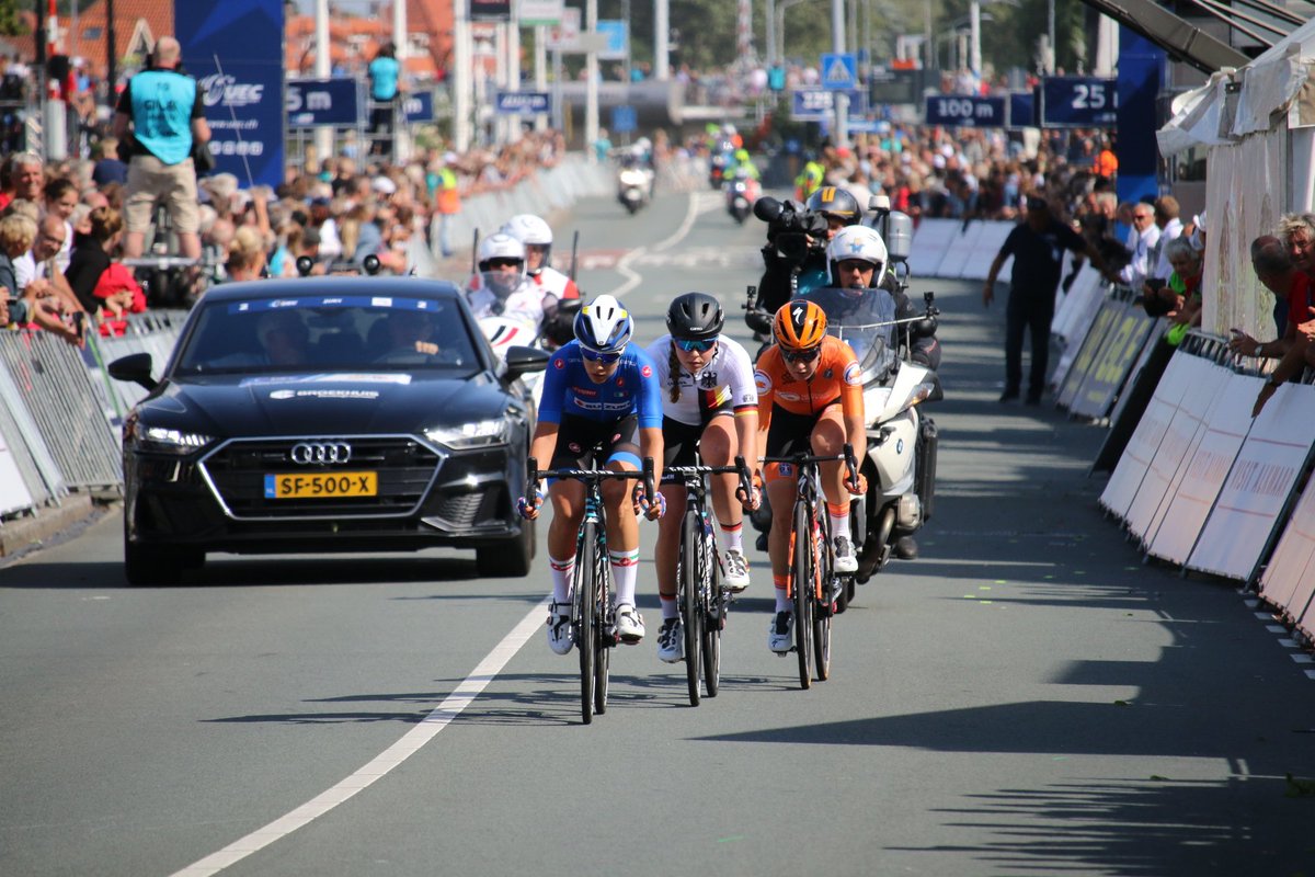 kobarhorst's tweet photo. De 1ste drie in koers. Nog 1 ronde. #EKWielrennen2019 #dameselite https://t.co/YJTVIFG9UE