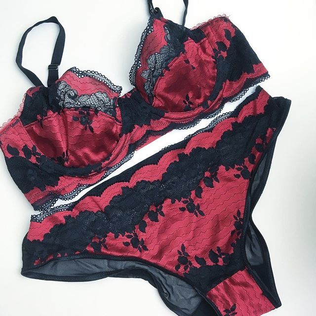 orange_lingerie's tweet photo. So much love for this Berkeley bra that @liz_sews made!⁠
.⁠
.⁠
#bragust2019 Day 6: Matchy Matchy | This forest green #berkeleybra and Watson brief is still my favorite matched set to date but my red and black one is a close second. I hardly ever have… https://t.co/UMwNW8Ar0r https://t.co/qgEJ8Jeck0