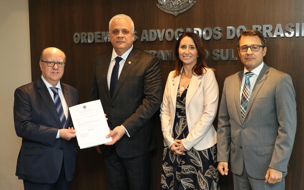 CezarSchirmer's tweet photo. Hoje, encaro um novo desafio em minha vida. Depois de voltar à advocacia, aceitei com muita honra e orgulho o convite do presidente da @oabrs, @ricardobreier, para assumir a presidência da Comissão Especial de Políticas Criminais e Segurança Pública da seccional gaúcha. https://t.co/6Lyjdv18Cx
