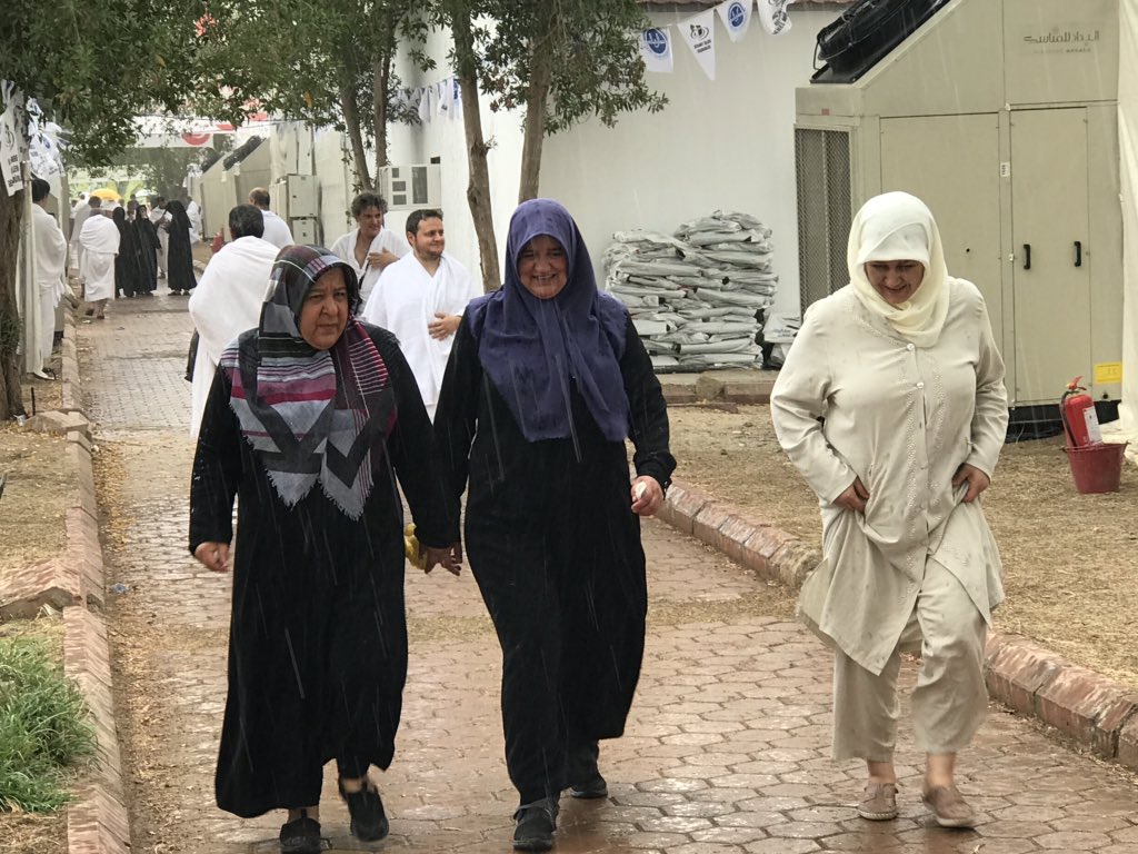 Celalciftcitr's tweet photo. Arafat’a duadan sonra yağmur bereketi #hac #Kabe #Medine #2019hac https://t.co/CMKzLNGOjG