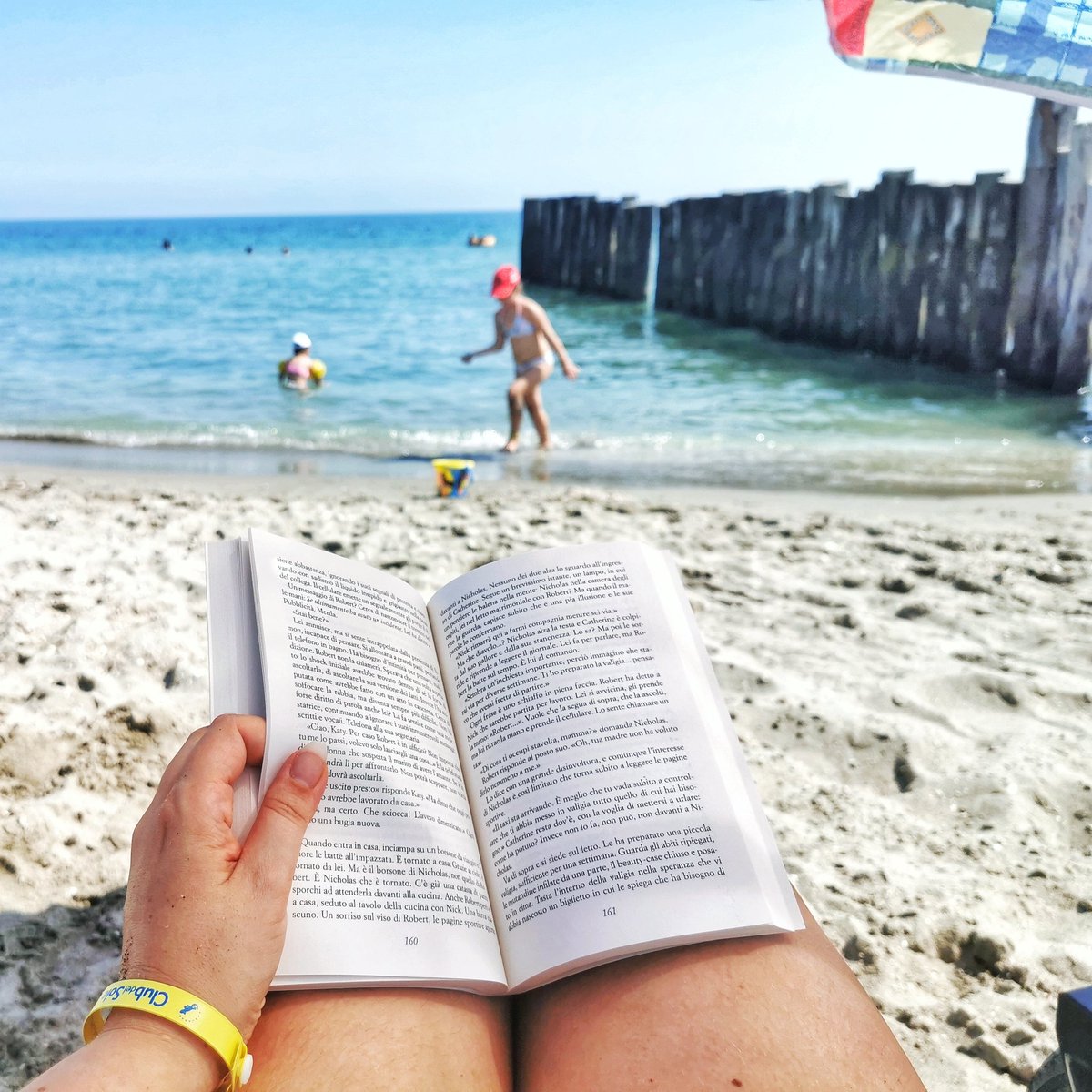 MammaInViaggio3's tweet photo. situazione attuale:le bimbe stanno giocando in riva al mare e io mi sto leggendo un buon libro.
Vi capita mai che un libro ispiri un viaggio?
Sto leggendo "venne chiamata due cuori" e ora cerco un volo per l'Australia qui😂https://t.co/7tg5sbC2br
@momondo #owtravelers #admomondo https://t.co/VTAIB08dS4