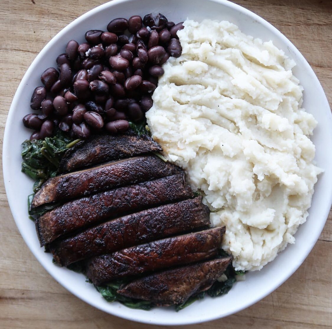 Portobello mushroom steak with steamed spinach, and garlic with a side of mashed potatoes and black beans. Fried this up with coconut aminos, garlic, and onion powder. It was super easy to make and it was delicious!👌🏻🌱 #vegan #govegan #plantbased #CrueltyFree #Food #veganfood