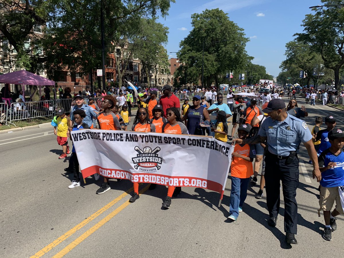 ChicagoCAPS15's tweet photo. Our @chiwestsports Police and Youth Baseball players, coaches, and families represented the Westside this morning at the #Bud90 Bud Billiken Parade. https://t.co/rBQg0XPaba