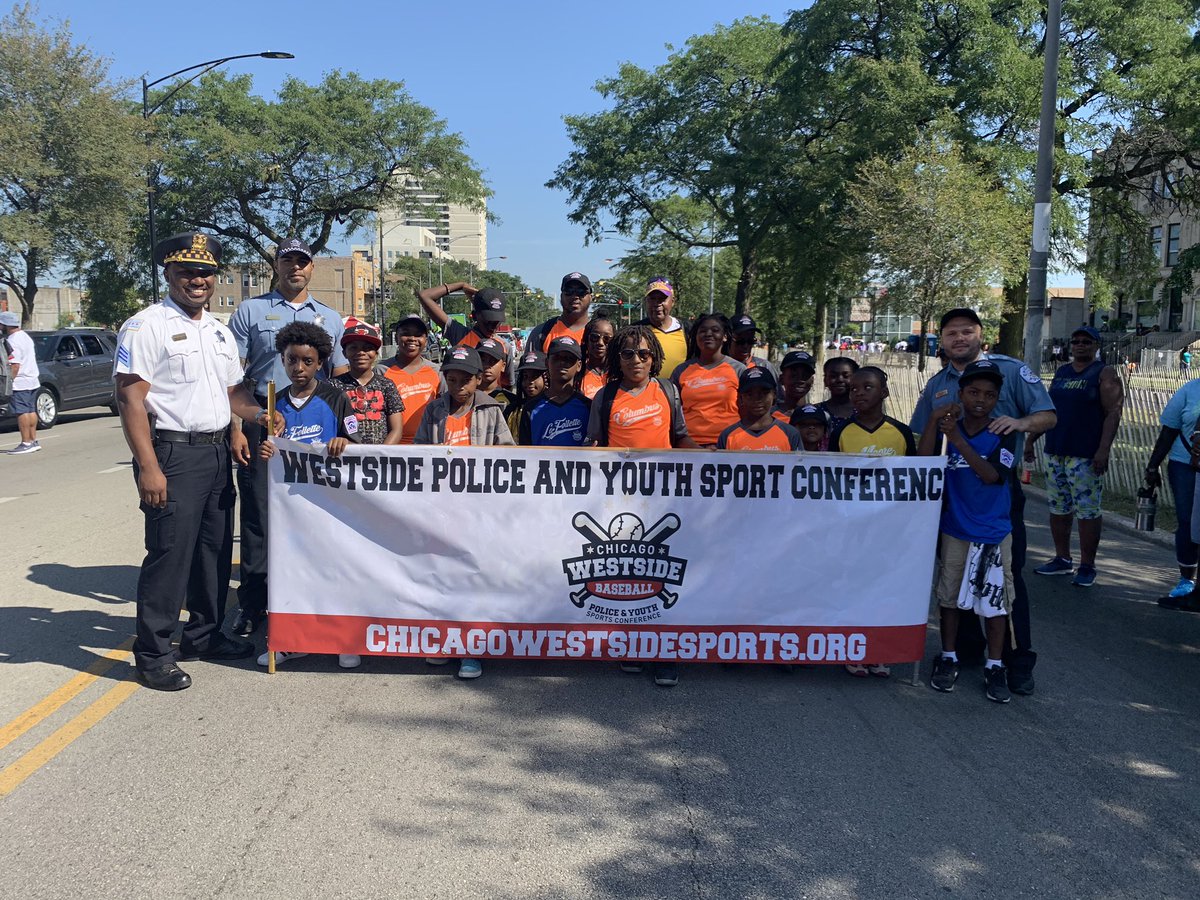 ChicagoCAPS15's tweet photo. Our @chiwestsports Police and Youth Baseball players, coaches, and families represented the Westside this morning at the #Bud90 Bud Billiken Parade. https://t.co/rBQg0XPaba