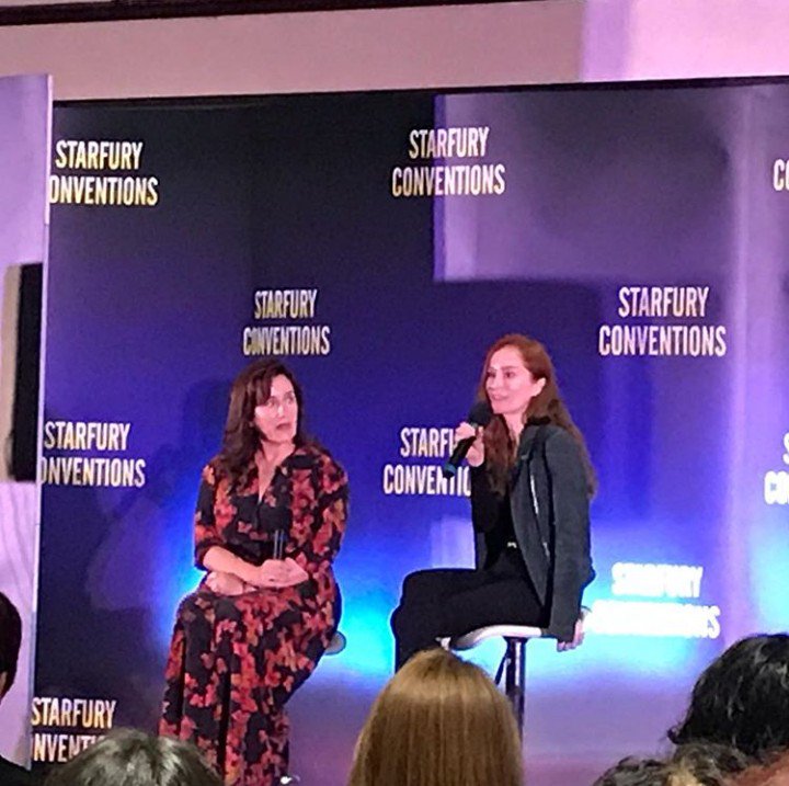 LVerbeek_Fans's tweet photo. 📸 The first pictures of @lotteverbeek1 and @mariadkennedy at the Q&amp;A of Highlanders 4 in Birmingham. Thanks for sharing @DutchOutlanders 🙏🏻

#LotteVerbeek #GeillisDuncan #MariaDoyleKennedy #JocastaCameron #Highlanders4 #Birmingham #Outlander #OutlanderStarz #StarfuryConventions https://t.co/6ZMgFqSmg8