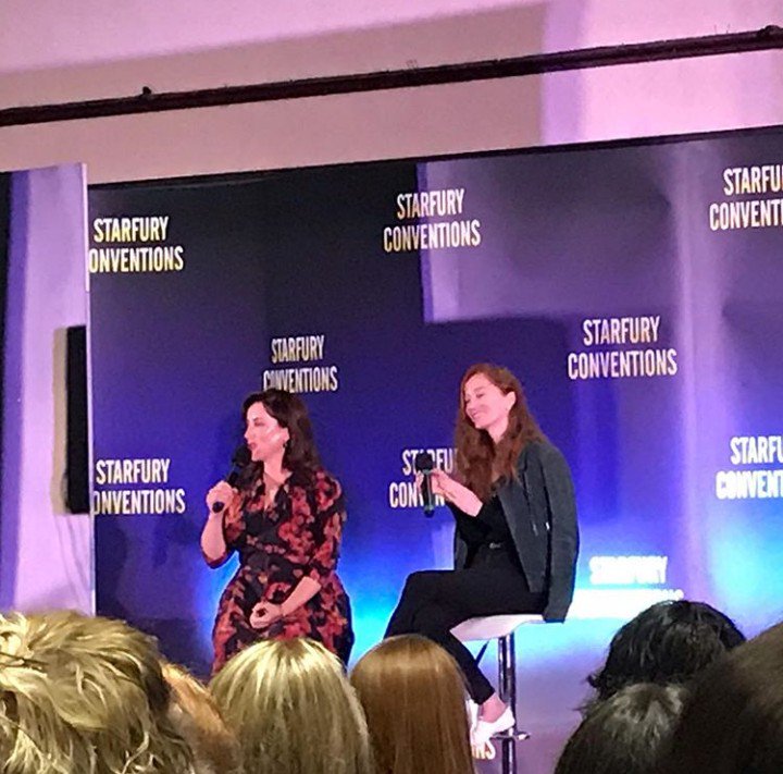 LVerbeek_Fans's tweet photo. 📸 The first pictures of @lotteverbeek1 and @mariadkennedy at the Q&amp;A of Highlanders 4 in Birmingham. Thanks for sharing @DutchOutlanders 🙏🏻

#LotteVerbeek #GeillisDuncan #MariaDoyleKennedy #JocastaCameron #Highlanders4 #Birmingham #Outlander #OutlanderStarz #StarfuryConventions https://t.co/6ZMgFqSmg8