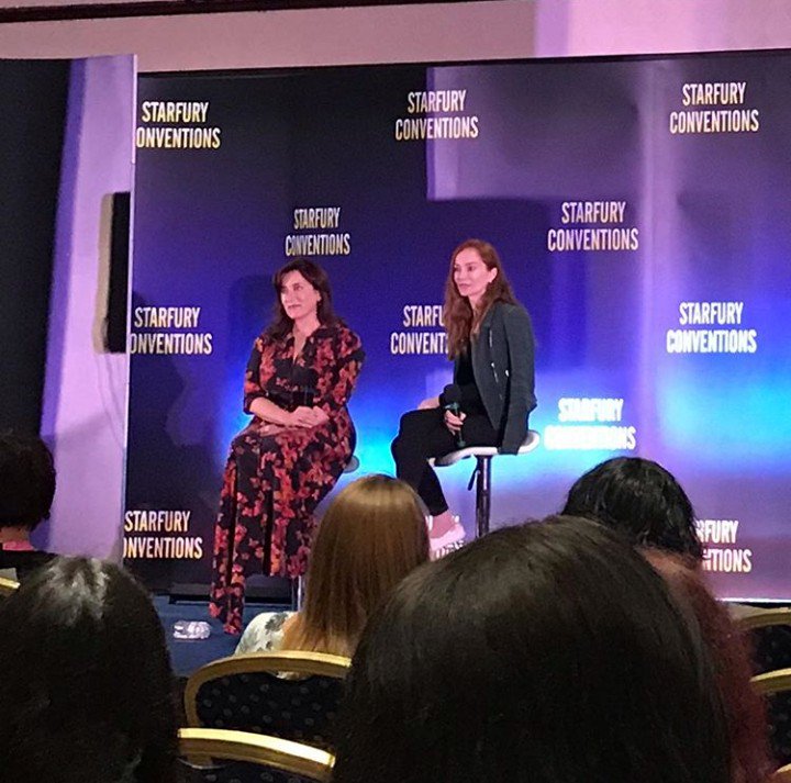 LVerbeek_Fans's tweet photo. 📸 The first pictures of @lotteverbeek1 and @mariadkennedy at the Q&amp;A of Highlanders 4 in Birmingham. Thanks for sharing @DutchOutlanders 🙏🏻

#LotteVerbeek #GeillisDuncan #MariaDoyleKennedy #JocastaCameron #Highlanders4 #Birmingham #Outlander #OutlanderStarz #StarfuryConventions https://t.co/6ZMgFqSmg8