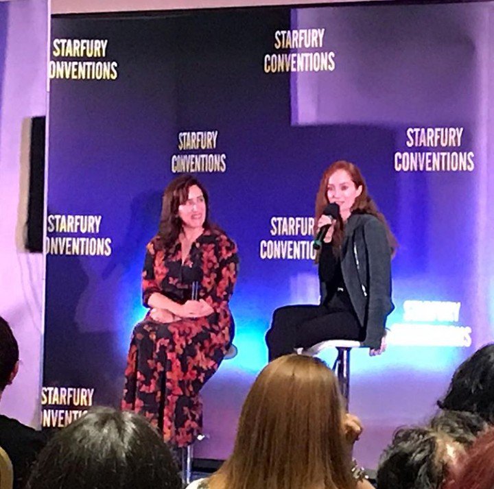 LVerbeek_Fans's tweet photo. 📸 The first pictures of @lotteverbeek1 and @mariadkennedy at the Q&amp;A of Highlanders 4 in Birmingham. Thanks for sharing @DutchOutlanders 🙏🏻

#LotteVerbeek #GeillisDuncan #MariaDoyleKennedy #JocastaCameron #Highlanders4 #Birmingham #Outlander #OutlanderStarz #StarfuryConventions https://t.co/6ZMgFqSmg8