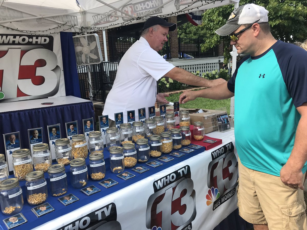 PollsterPatrick's tweet image. Your daily #CastYourKernel update.  Just like yesterday, the crowd I see right now is dropping more in Trump’s jar than all the Dems combined, but the overall pace is holding at 50/50.  I guess the old adage is true: Republicans vote early in the day, Democrats vote late.