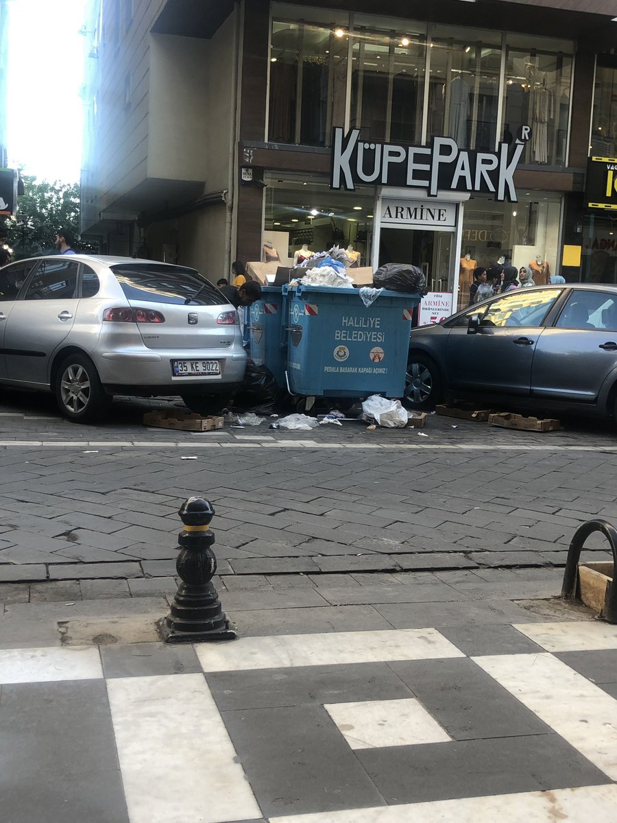 Tüm sokak boyu böyle başkanım Göbeklitepe yılına yakışır bir Urfa görmek istiyoruz.<a href="/mcanpolatnet/">Mehmet CANPOLAT 🇹🇷</a>