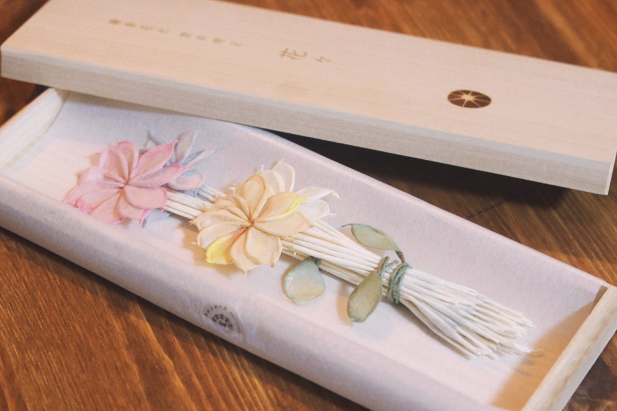 mameko_BLM's tweet photo. いただきものの線香花火がすっっっごく可愛いのみて、、、
美しい……儚い……ひとひらひとひらが花火なの……素敵すぎる………。。 https://t.co/2Bh62I9SsR