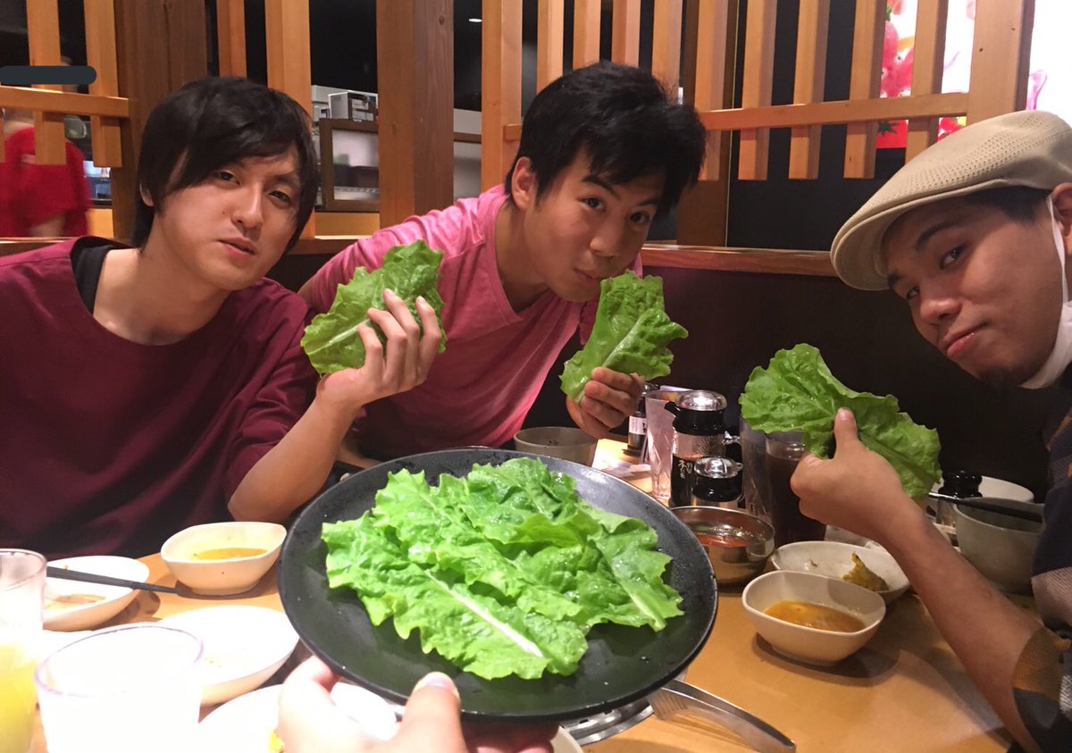 ndahoFischers's tweet photo. 明日の為に栄養補給
みんな大好きサンチュを1チュずつ配りました。俺の取り分は3チュ。
これで準備万端だぜ👍 https://t.co/NuJbToL0vK