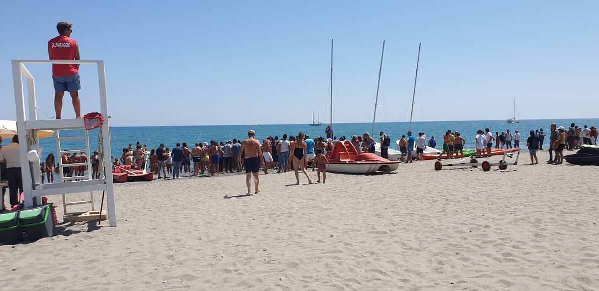 hofattotardi's tweet photo. C’era questo mio amico a scattare questa foto a #policoro mentre il @tg2rai diceva che per iddu lì in spiaggia c’era il #bagnodifolla #salvinitraditoredelpopolo https://t.co/TzzsBh6Ziq
