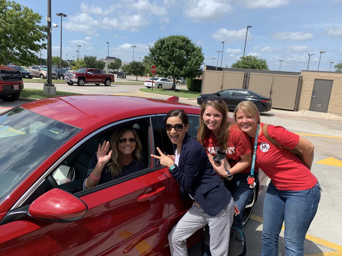 We found this gorgeous girl @ChristyAGoforth in the drive through! ❤️🐾🦅