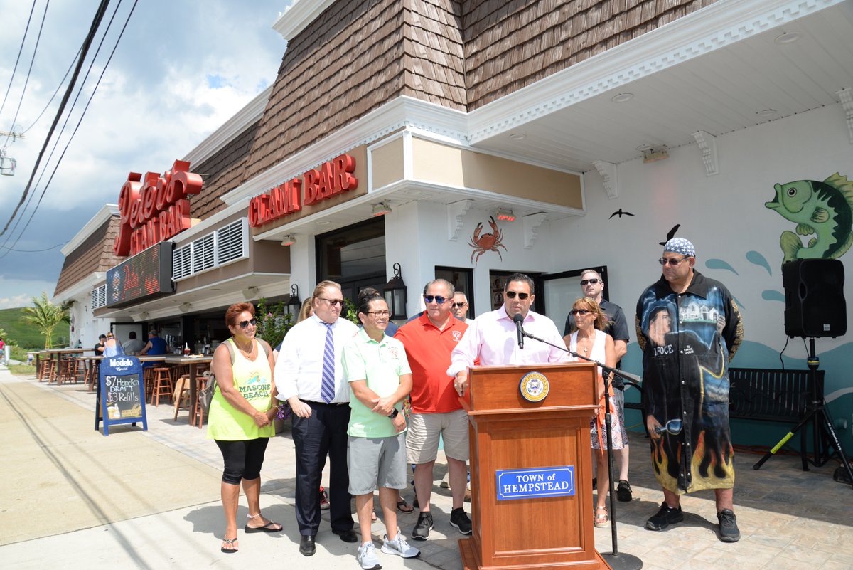 ANTHONYDESPO's tweet photo. Kicked off @PetersClamBar #ClamEatingContest Weekend to encourage neighbors from all across @longisland to come support @NassauFirePipes!
Over 6000 clams were shucked for the 2018 contest...
How many will be devoured this year? https://t.co/eamaoMu6ft