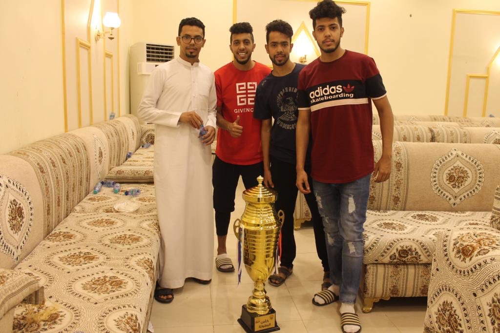 Alghozlan_FC's tweet photo. لاعبي فريق الغزلان مع الكاس في حفل الفريق 
#الغزلان_بطل_بطولة_الجوهره https://t.co/9fkP8mmCAR
