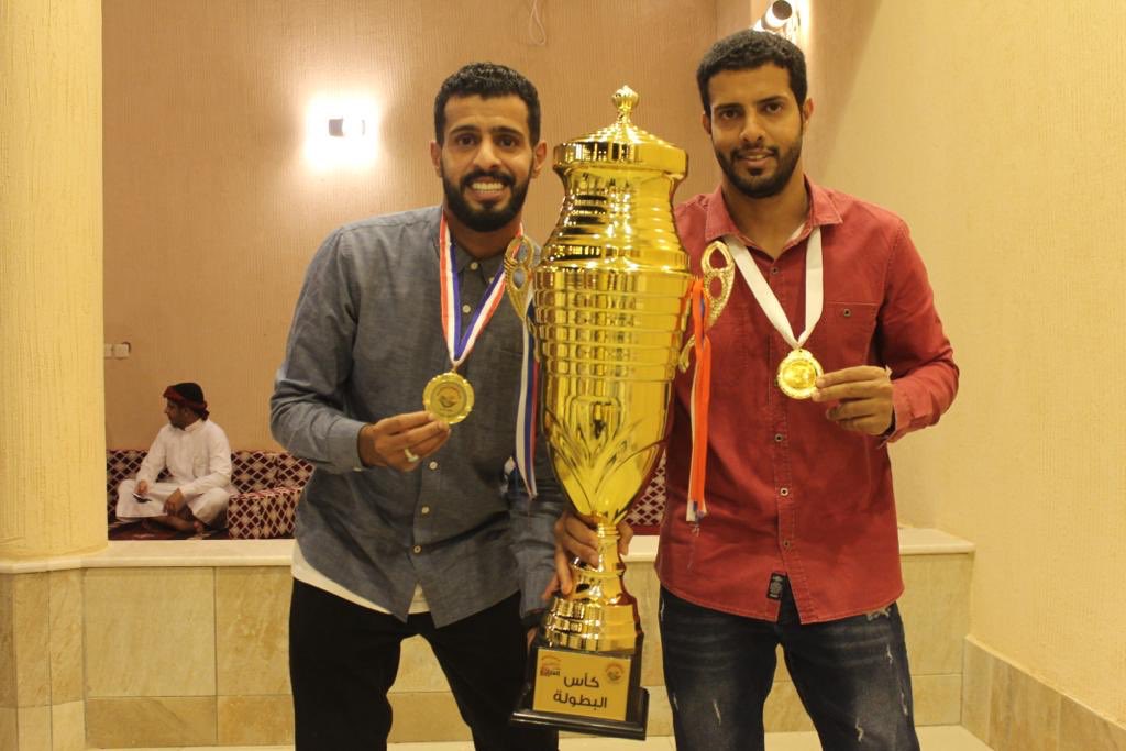 Alghozlan_FC's tweet photo. لاعبي فريق الغزلان مع الكاس في حفل الفريق 
#الغزلان_بطل_بطولة_الجوهره https://t.co/9fkP8mmCAR