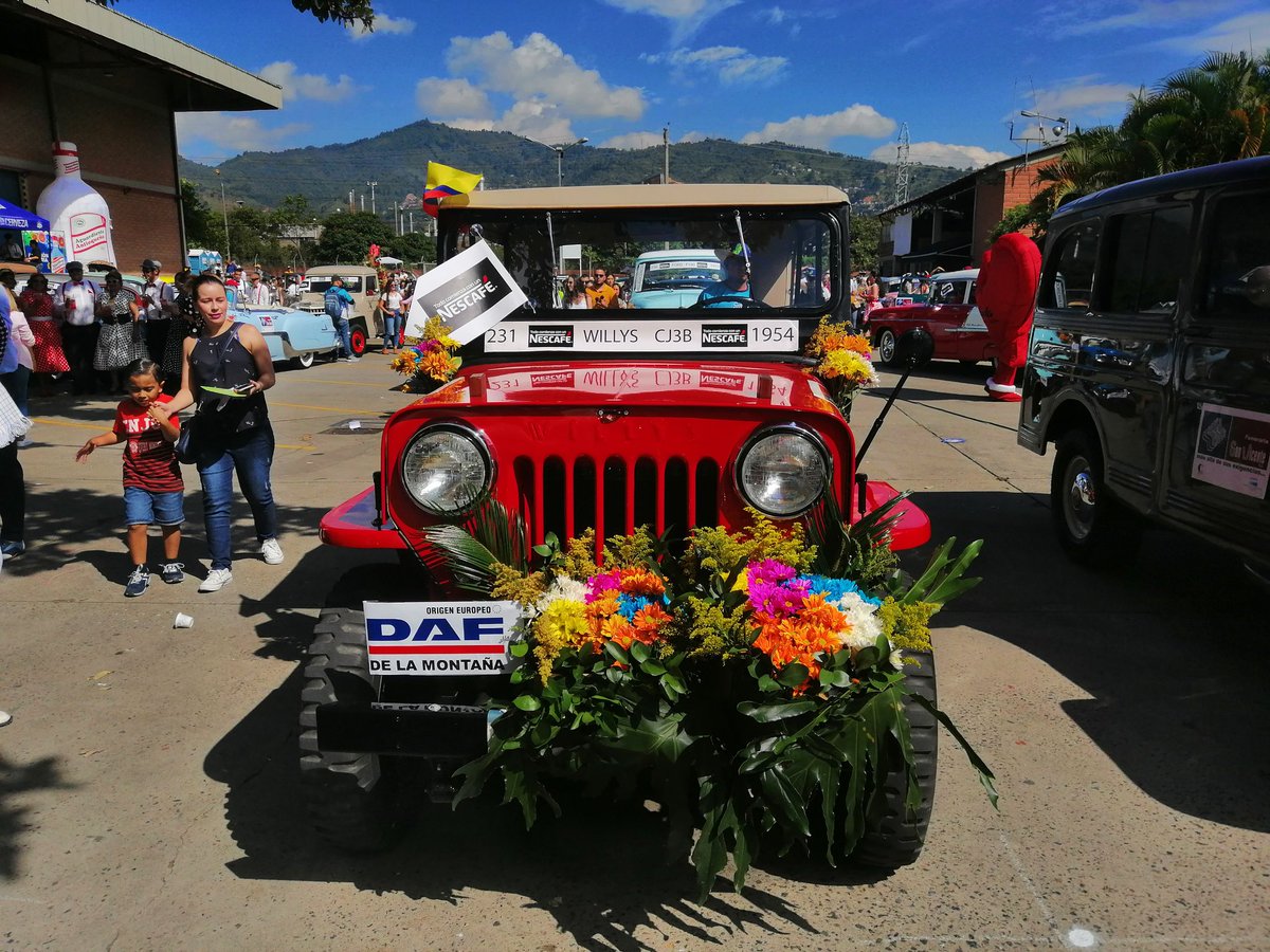 Teleantioquia's tweet photo. #ElCanalDeLasFlores desde el desfile de Autos Clásicos y Antiguos  con todos los detalles y los protagonistas. https://t.co/2jqWXOGh42