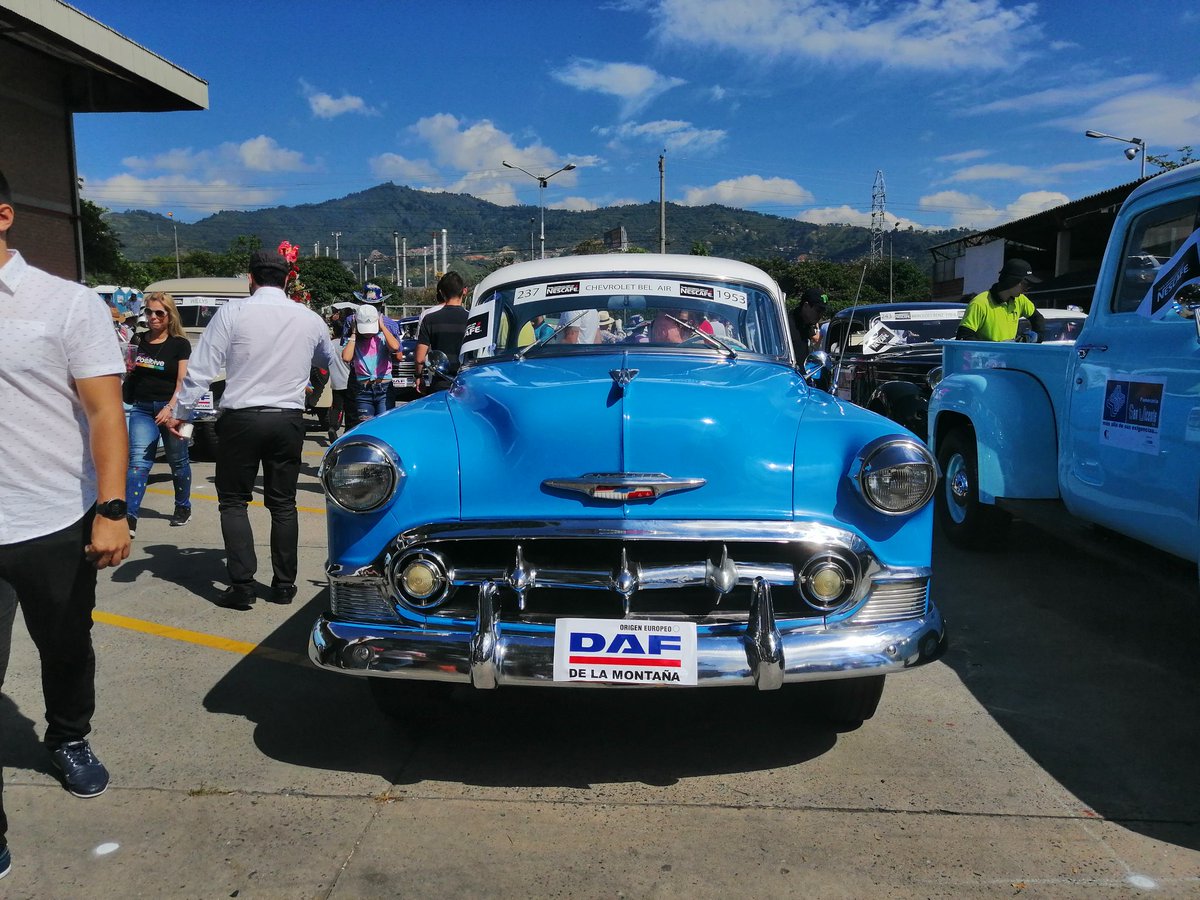 Teleantioquia's tweet photo. #ElCanalDeLasFlores desde el desfile de Autos Clásicos y Antiguos  con todos los detalles y los protagonistas. https://t.co/2jqWXOGh42