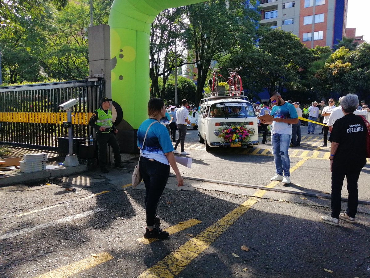 Teleantioquia's tweet photo. #ElCanalDeLasFlores desde el desfile de Autos Clásicos y Antiguos  con todos los detalles y los protagonistas. https://t.co/2jqWXOGh42