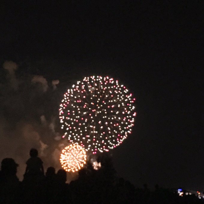 花火大きくて綺麗だった〜!(写真がめちゃくちゃへた)
ピンク色の花火が上がるたびにふふふとなるなど…? 
