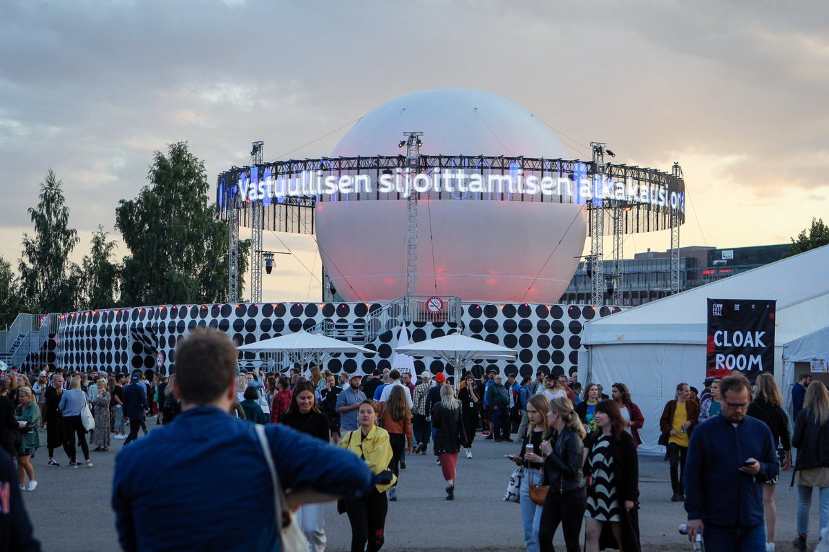Nordea_FI's tweet photo. Haluamme kiinnittää festivaalikävijöiden huomion sekä yksilön hyvinvointiin että maapallon tulevaisuuteen @flowfestival kumppanina.
Lue lisää 👉 https://t.co/fBAXTdZ5id
#NordeaFlow #NordeaGlobeBalloon #FlowFestival #FlowFestival2019 https://t.co/qsJbMIKtwv