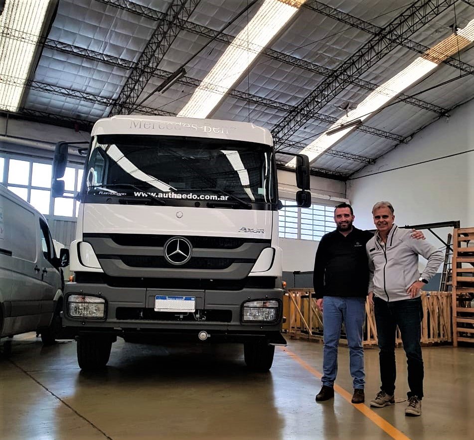 authaedo's tweet photo. Un cliente más que confió en nosotros. Ahora a trabajar duro con este #Axor de elevada carga útil y cabinas confortables👏👏
https://t.co/0Es6eMCPIV

#camiones #mercedesbenz #moron #haedo #0km https://t.co/tUihfi6lpm