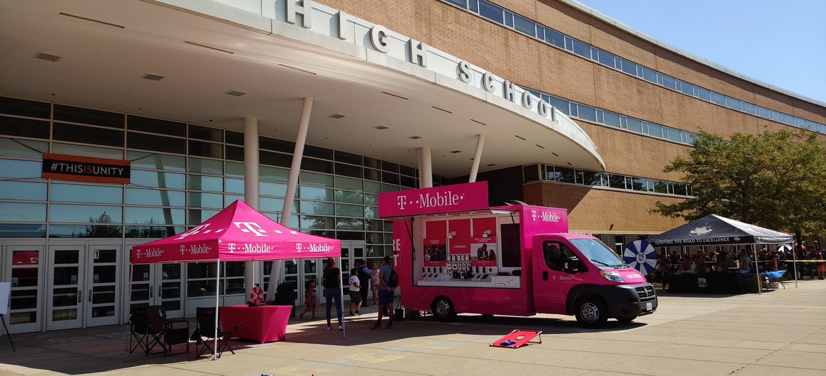 thomascl's tweet photo. Repping @TMobileBusiness at Cicero Public School District 99's back-to-school kickoff. #TMobile will be powering their 13,000 students with internet through the EmpowerED program https://t.co/vGLiV2R51C