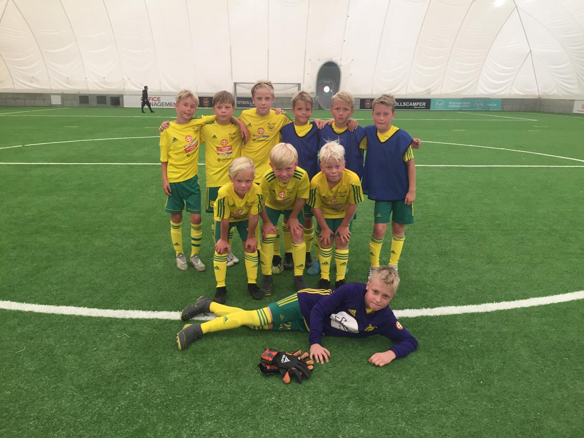IlvesP09's tweet photo. Pojat sijoittuivat lohkossaan hienosti toiseksi. Ekassa jatkopelissä tänä iltana vastassa Malmö, huomenna kohdataan Brommapojkarnin kakkosjoukkue ja Lidingö lohkokakkosten jatkosarjassa. #ilves #keltavihreä https://t.co/21oL3khrhq