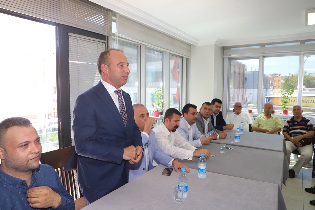 cetinakinbaskan's tweet photo. Cumhuriyet Halk Partisi Grup Başkanvekilimiz #Özgür #Özel, Manisa Milletvekilllerimiz #Bekir #Başevirgen, #Ahmet #Vehbi #Bakırlıoğlu, Başkan Yardımcılarımız Ahmet Daşkan, Fırat Honaz ve meclis üyelerimizin katılımıyla partili dostlarımızla ve vatandaşlarımızla bayramlaştık. https://t.co/KGAQhMX3K5
