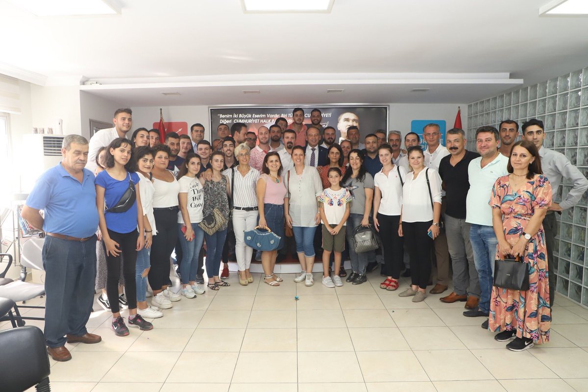cetinakinbaskan's tweet photo. Cumhuriyet Halk Partisi Grup Başkanvekilimiz #Özgür #Özel, Manisa Milletvekilllerimiz #Bekir #Başevirgen, #Ahmet #Vehbi #Bakırlıoğlu, Başkan Yardımcılarımız Ahmet Daşkan, Fırat Honaz ve meclis üyelerimizin katılımıyla partili dostlarımızla ve vatandaşlarımızla bayramlaştık. https://t.co/KGAQhMX3K5