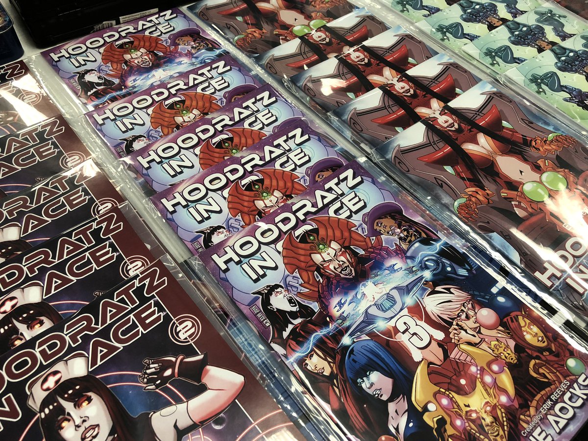 ErikReevesart's tweet photo. All set up for DAY ONE of #Dallascomicshow Fantasy Festival! LetsGO! #Comics #makecomics #comicbook #comicart #promotecomics #supportcomics #patreon #DCS #DCS2019 #DCSFF #DCSFF2019 #erikreevesart #hoodratzinspace ⭐️⭐️⭐️⭐️⭐️ https://t.co/r9FoTYFP0y