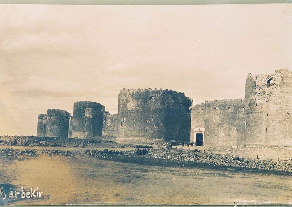 Diyarbekir Tarihinde Hüküm Süren Devletler

M.Ö. 3000 - 1260 Hurriler
M.Ö. 3000 - 1260 Mitanniler
M.Ö. 1260 - 653 Asurlular
M.Ö. 1260 - 900 Urartular
M.Ö. 900 - 825 Bit Zamani Krallığı
M.Ö. 825 - 653 Urartular 
M.Ö. 653 - 625 İskitler
M.Ö. 625 - 550 Medler
M.Ö. 550 - 331 Persler.