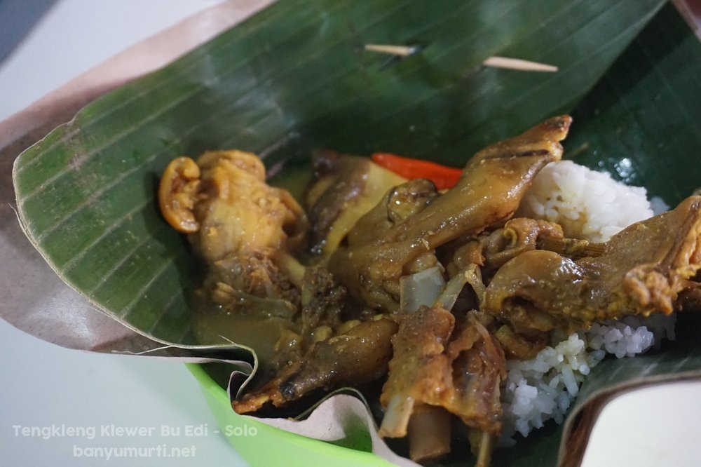 banyumurti's tweet photo. Besok banyak yg ngomongin Kambing, ini dokumentasi saya ketika cicipi salah satu penjaja tengkleng legendaris di kota Solo: Tengkleng Klewer Ibu Edi
https://t.co/IUhCeFlkMY
#newpost #daharbae #kulinersolo https://t.co/diZLqbiRYB