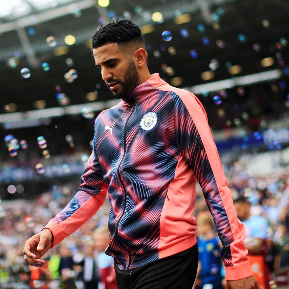 Mahrez22's tweet photo. Amazing way to start the season 💥 !! A great team performance and very happy @sterling7 my G 🎩⚽️⚽️⚽️ @mancity https://t.co/FbjDr5IiFl