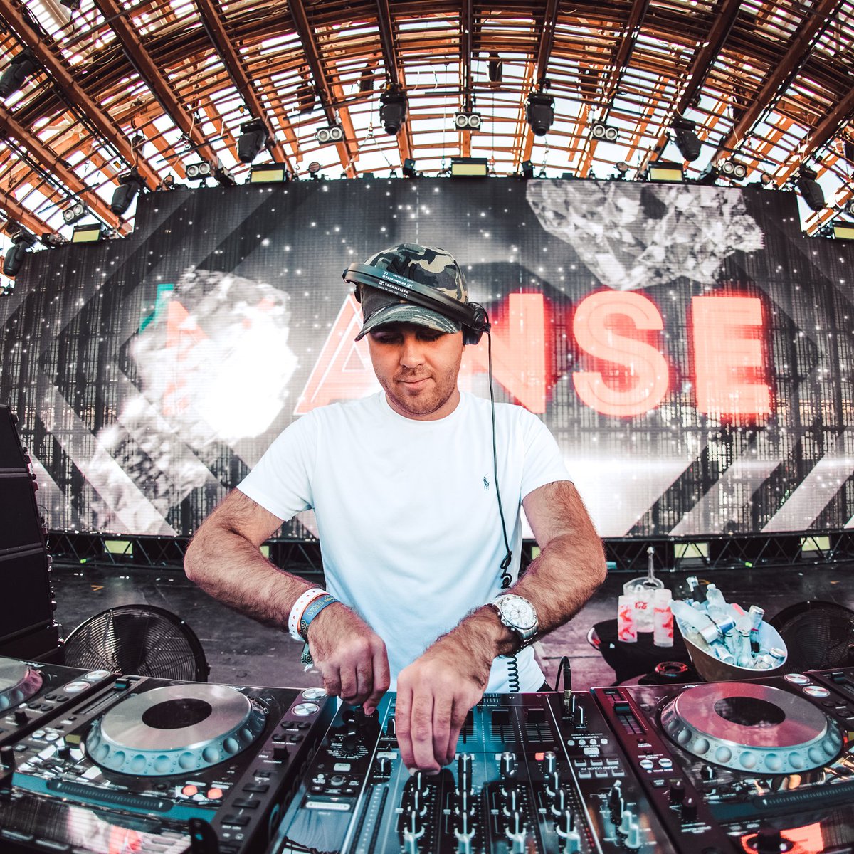 Haven't heard 'Summer Rain' yet?☀️🌧 Go check the new single by @manseofficial and @yaroofficial feat. Philip Strand it's out now!🙌 revr.ec/SUMMER-RAIN