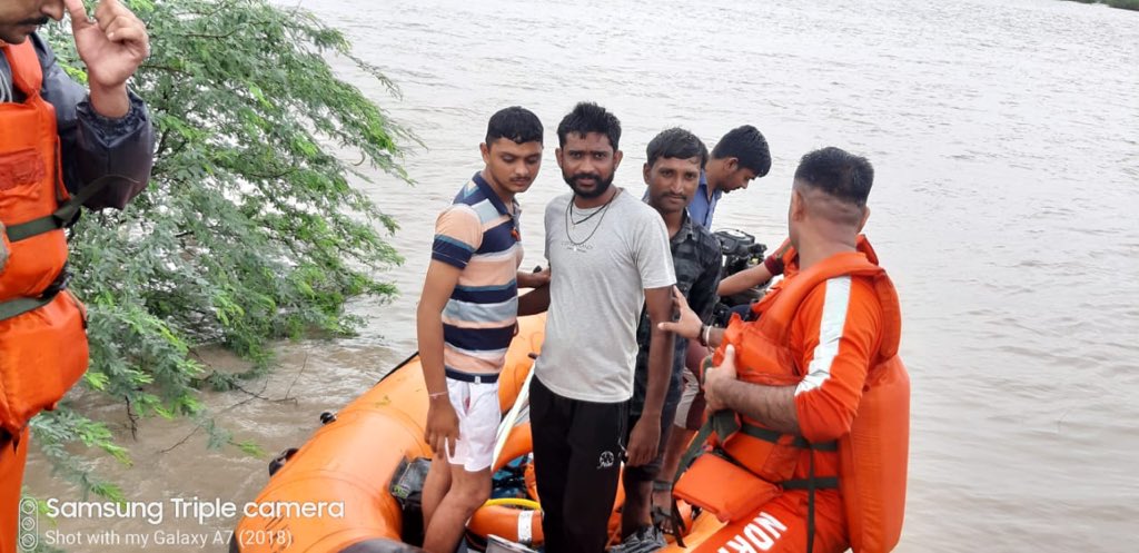 Heroic Rescue of 39 Men &amp; 17 Boys by #NDRF in Mithapar &amp; Velavadar, District Bhavnagar having no electricity/communication. They had 
reached there by boat 
(approx 12 km )
<a href="/CMOGuj/">CMO Gujarat</a> <a href="/NDRFHQ/">NDRF India I राष्ट्रीय आपदा मोचन बल 🇮🇳</a> <a href="/Collectorbhav/">Collector & District Magistrate Bhavnagar</a> #GujaratRains #GujaratFloods