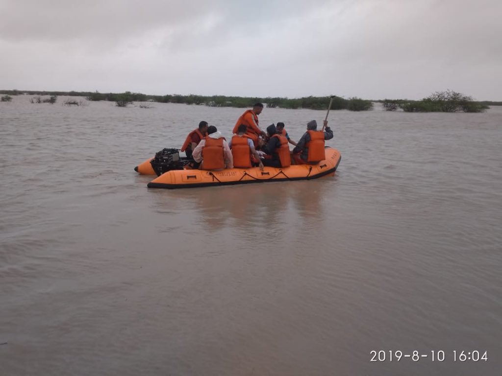 pkumarias's tweet photo. Heroic Rescue of 39 Men &amp; 17 Boys by #NDRF in Mithapar &amp; Velavadar, District Bhavnagar having no electricity/communication. They had 
reached there by boat 
(approx 12 km )
@CMOGuj @NDRFHQ @Collectorbhav #GujaratRains #GujaratFloods https://t.co/TfRejyxPhg