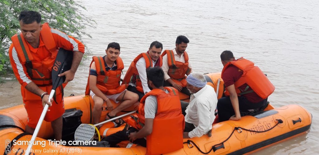 pkumarias's tweet photo. Heroic Rescue of 39 Men &amp; 17 Boys by #NDRF in Mithapar &amp; Velavadar, District Bhavnagar having no electricity/communication. They had 
reached there by boat 
(approx 12 km )
@CMOGuj @NDRFHQ @Collectorbhav #GujaratRains #GujaratFloods https://t.co/TfRejyxPhg