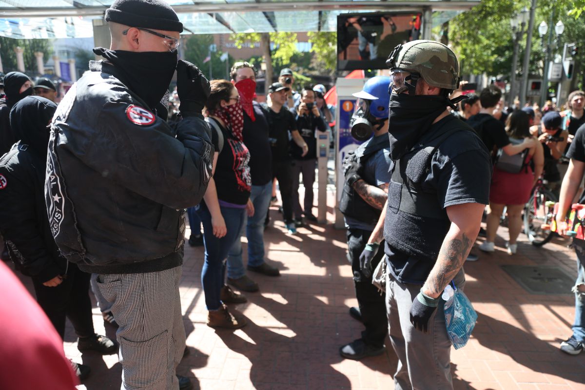 Antifa mob chase & attack a man & a young girl who got separated from the others. No police