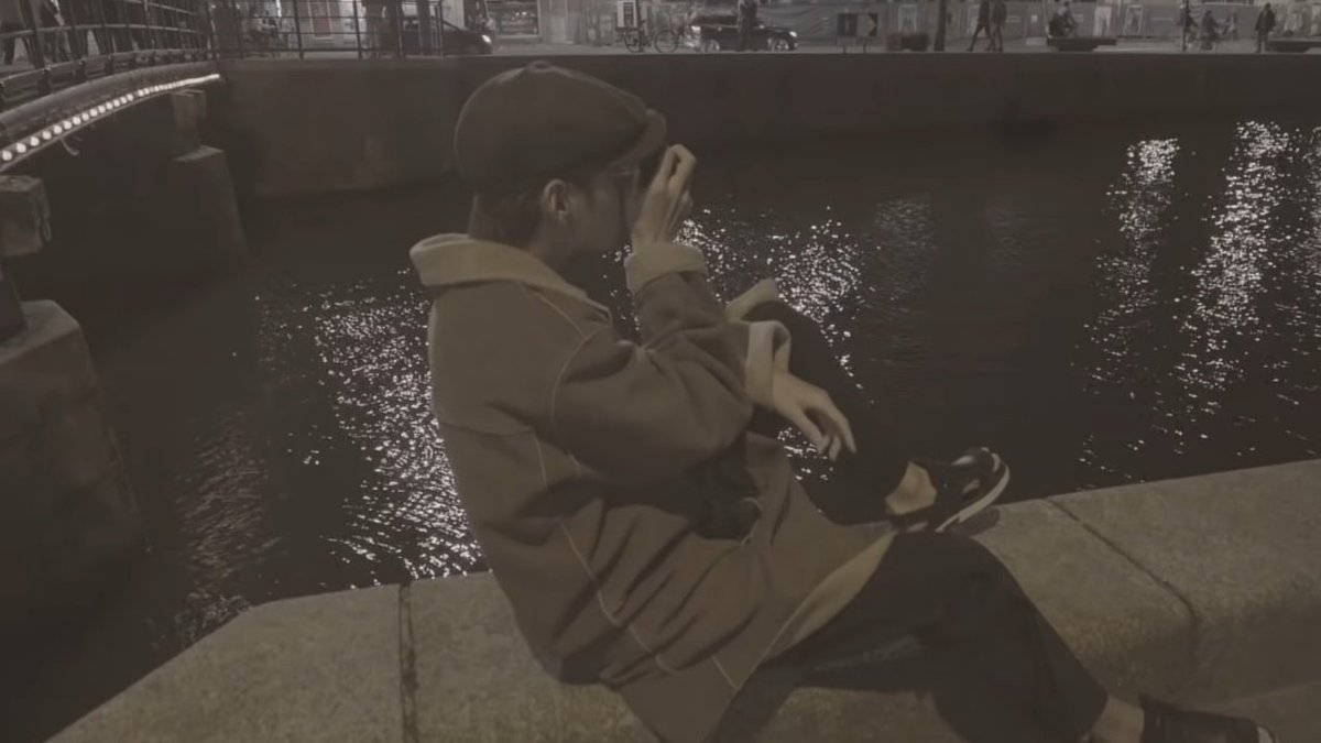 taeternalchild's tweet photo. Taking picture of the world vs a picture of our world 💜
#v #taehyung #bts #winterbear #WINTERBEARBYV #WINTER_BEAR #WinterBearOutNow #WinterBear_By_V #winterbear_V https://t.co/rwNKj2Gneq