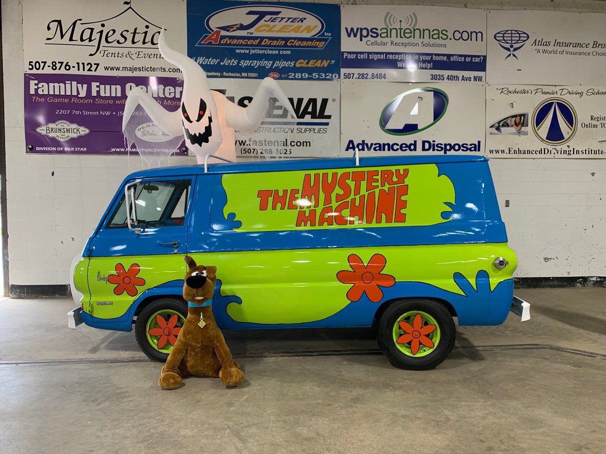 MNMstryMachine's tweet photo. If you’re in the Rochester, MN area come on down to the 
@The_NerdinOut
 convention and say hi to us! If you’re already there, Scooby is waiting to meet you! #Scoobydoo #Minnesota #nerdinout #ghost #mysterymachine #scooby #convention https://t.co/LxMNPukWcG
